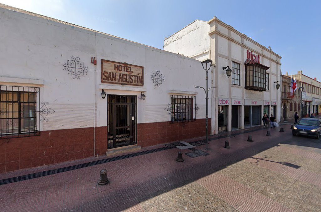 La calle Cienfuegos con las fachadas continuas del centro histórico de La Serena