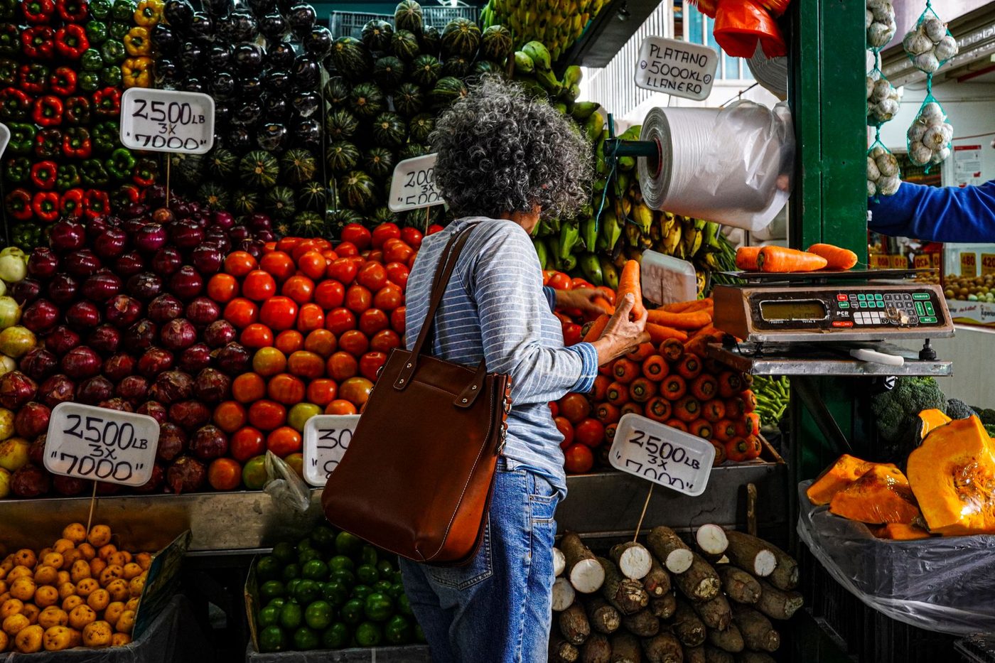 Puesto de frutas y verduras en un mercado, imagen referencial de La Recova