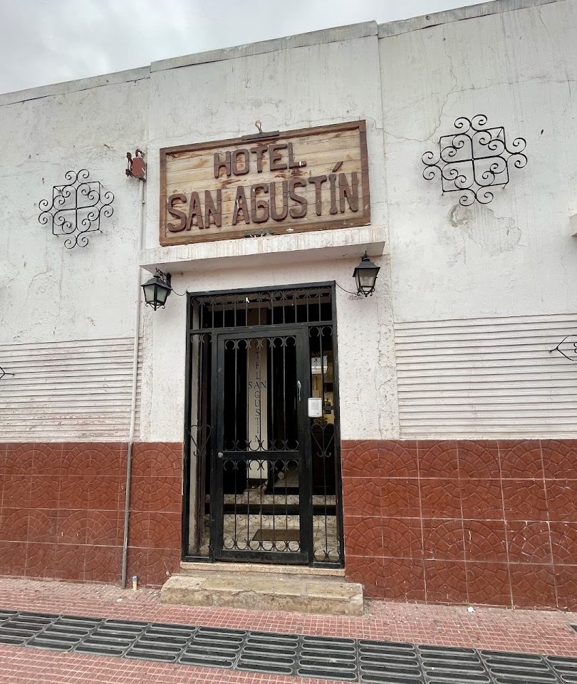 Entrada del Hotel San Agustín con su letrero de madera tallada