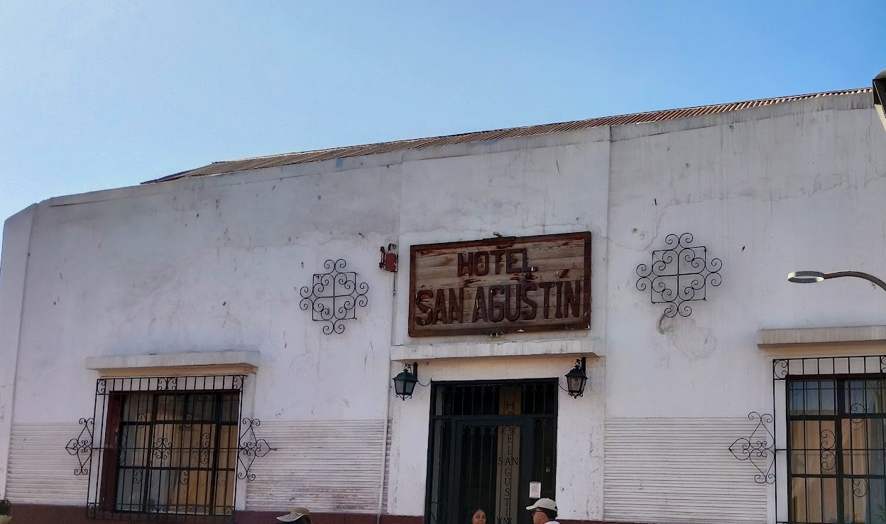Fachada continua del Hotel San Agustín en la calle Cienfuegos